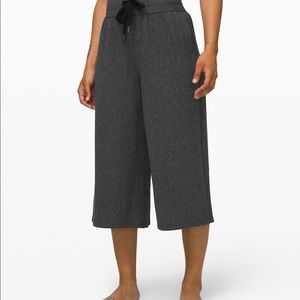 BRAND NEW LULU Retreat Yourself Crop